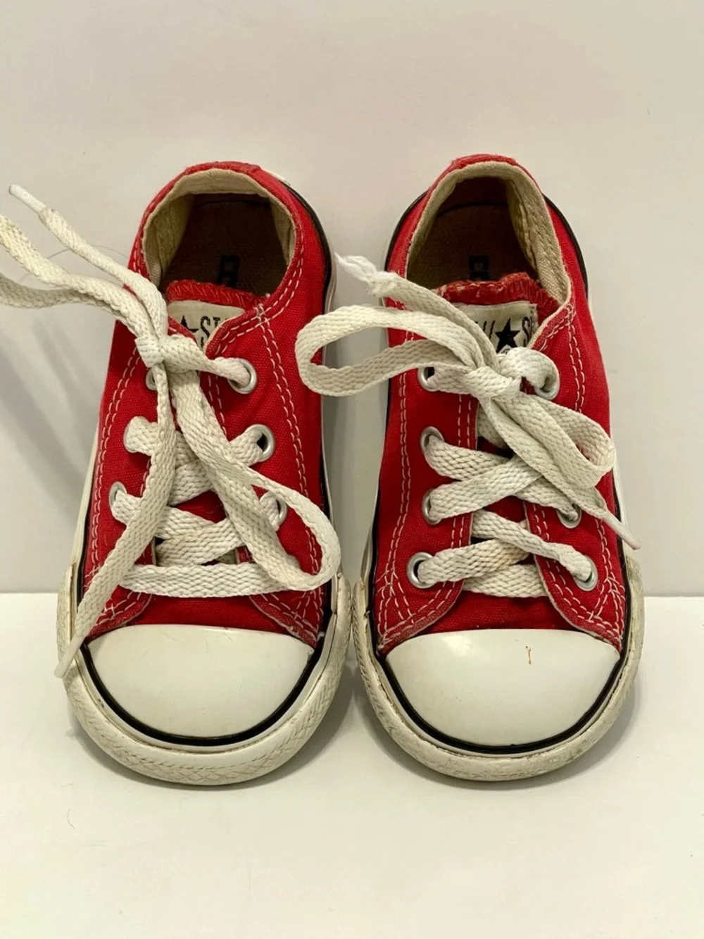 Converse All Star Chuck Taylor Classic Low Top Kids Sneakers Youth Size 6 Red
